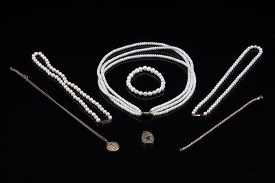 Lot 58 - Gold and other jewellery, including: a 9ct gold bracelet; and scales of justice pendant