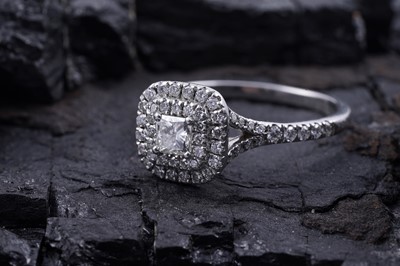 Lot 189 - A contemporary 1.20ct diamond and platinum ring