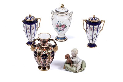 Lot 221 - A collection of ceramics