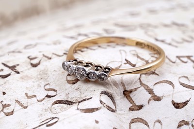 Lot 74 - An early 20th Century five-stone diamond ring