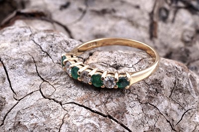 Lot 79 - A contemporary emerald and diamond ring
