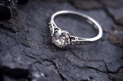 Lot 60 - An early 20th Century Art Deco single stone diamond ring