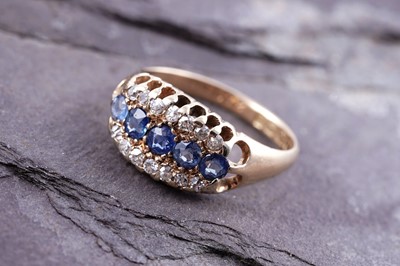 Lot 118 - An Edwardian sapphire and diamond ring