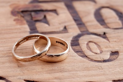 Lot 105 - Two 9ct gold wedding rings