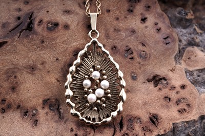 Lot 167 - A Mid-Century Modernist cultured-pearl pendant