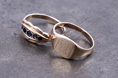 Lot 88 - An Edwardian style sapphire ring; and a 9ct gold signet ring