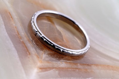 Lot 120 - An early 20th Century 18ct white gold wreath pattern wedding band