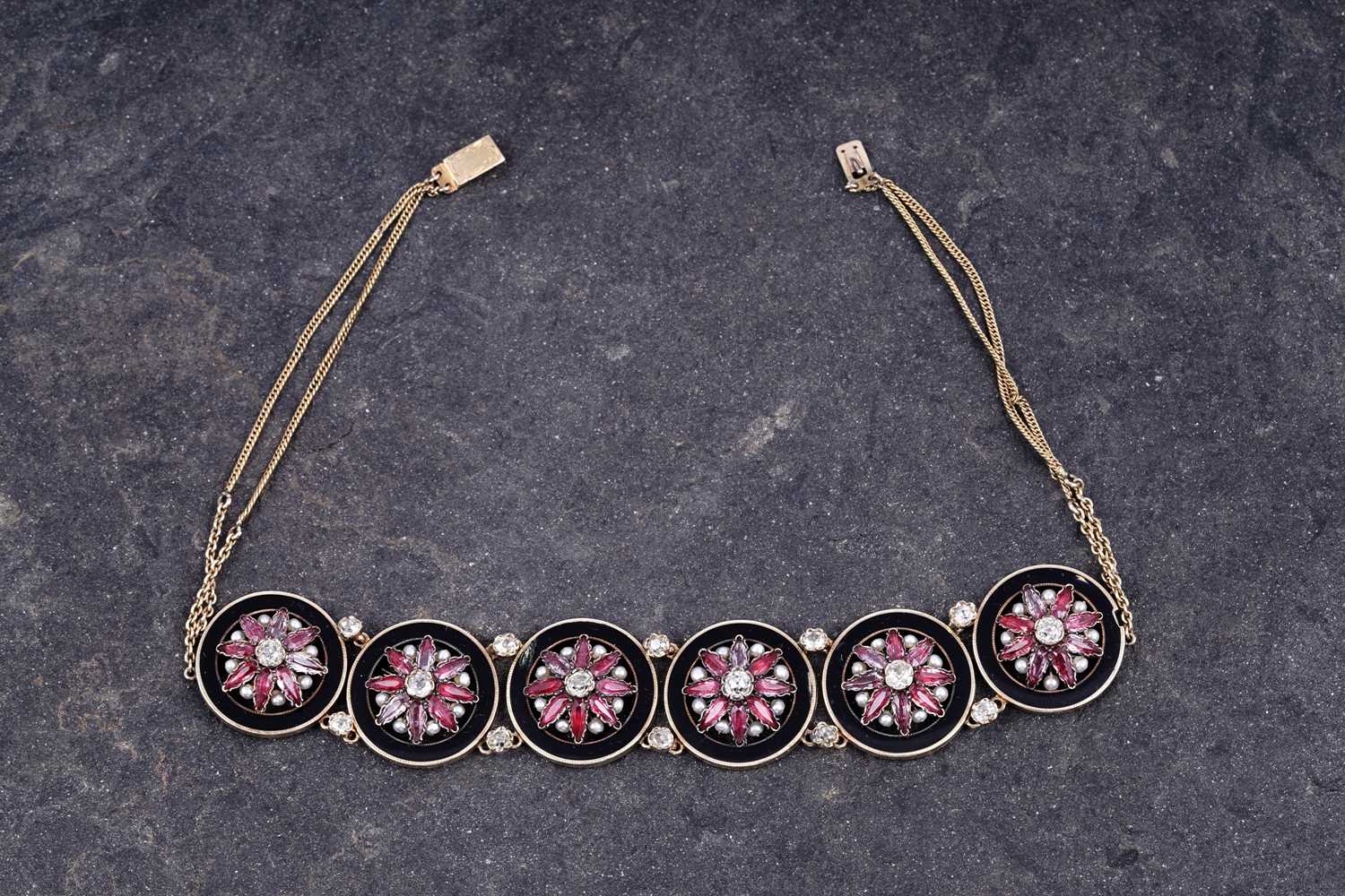 Lot 501 - A Victorian mourning necklace