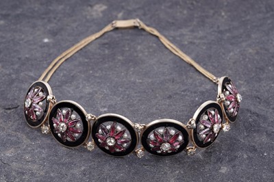 Lot 501 - A Victorian mourning necklace