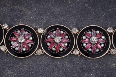 Lot 501 - A Victorian mourning necklace