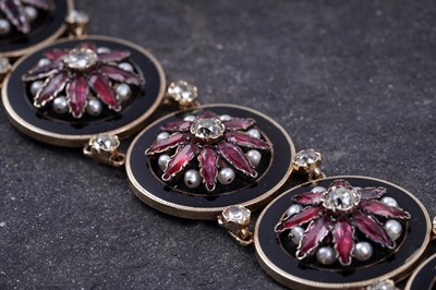 Lot 501 - A Victorian mourning necklace