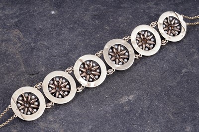 Lot 501 - A Victorian mourning necklace