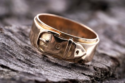Lot 199 - An early 20th Century buckle pattern ring