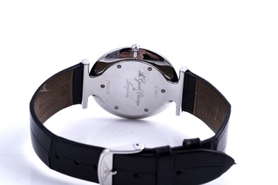 Lot 416 - Longines Le Grande Classique: a stainless steel cased quartz wristwatch