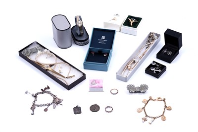 Lot 127 - Gold and costume jewellery, including an illusion-set diamond ring, and a 14ct gold pendant