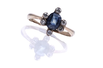 Lot 95 - An early 20th Century Art Deco sapphire and diamond ring