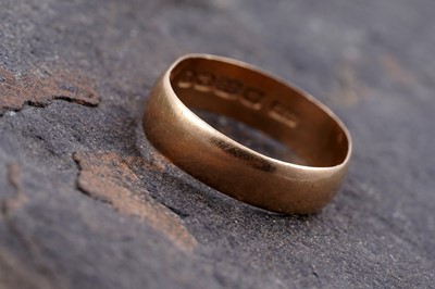 Lot 6 - A 22ct gold wedding band
