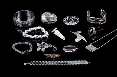 Lot 71 - Contemporary silver and other jewellery, including a Blue John pendant