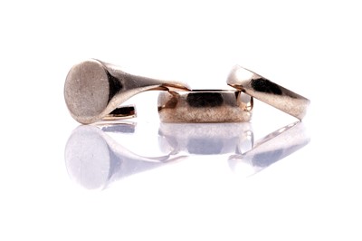 Lot 59 - Three 9ct gold rings
