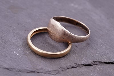 Lot 60 - A 1911 22ct gold wedding band, and a 9ct gold signet ring from 1945