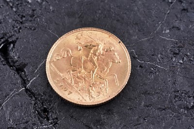 Lot 236 - An Edward VII 1907 gold half sovereign, 3.9g