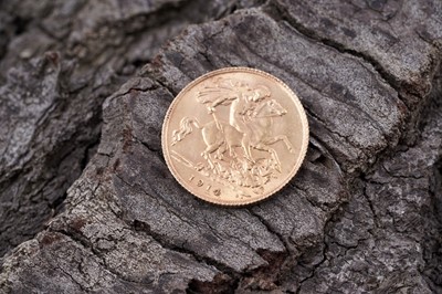 Lot 237 - A George V 1914 gold half sovereign