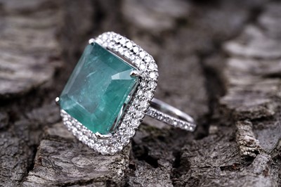 Lot 502 - An emerald and diamond cluster ring