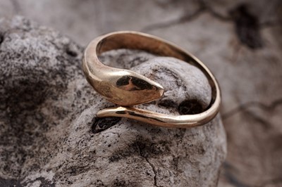 Lot 12 - An Egyptian 18ct gold serpentine pattern ring