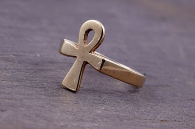 Lot 13 - An Egyptian 18ct gold Ankh pattern ring