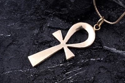 Lot 14 - An Egyptian 18ct gold Ankh pendant