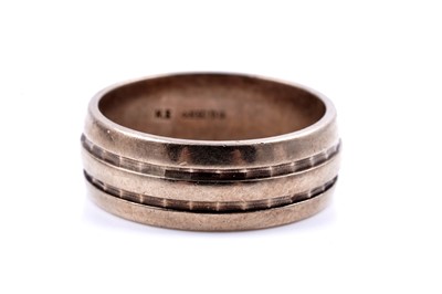 Lot 23 - A 9ct gold wedding band