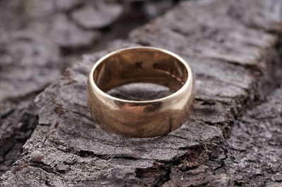 Lot 24 - An 18ct gold wedding band