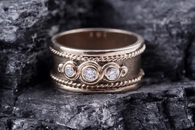 Lot 25 - A three-stone diamond ring