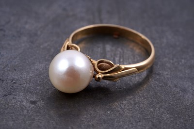 Lot 27 - A single stone cultured pearl ring