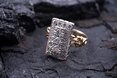 Lot 146 - A modern Art Deco style diamond plaque ring