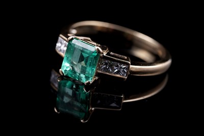 Lot 148 - A contemporary Iliana emerald and diamond ring