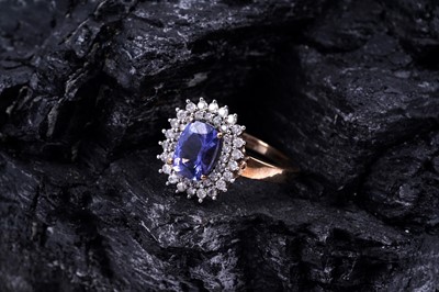 Lot 157 - A contemporary tanzanite and diamond dress ring