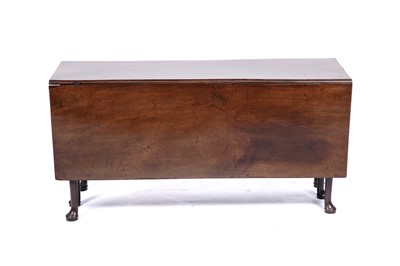 Lot 32 - A Georgian mahogany dropleaf dining table