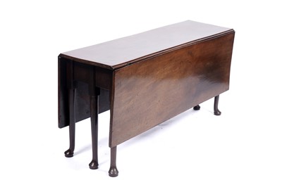 Lot 32 - A Georgian mahogany dropleaf dining table