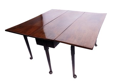 Lot 32 - A Georgian mahogany dropleaf dining table