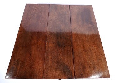 Lot 32 - A Georgian mahogany dropleaf dining table