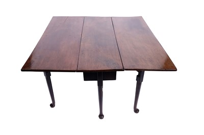 Lot 32 - A Georgian mahogany dropleaf dining table