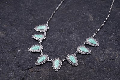 Lot 103 - An early 20th Century basse-taille enamelled silver necklet
