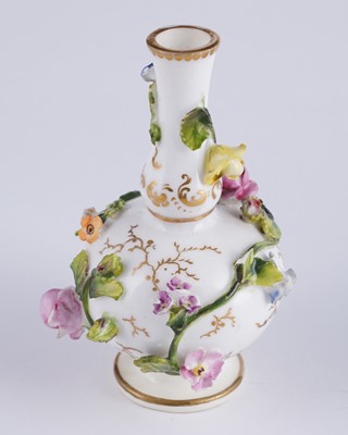 Lot 433 - A group of encrusted porcelain including Derby