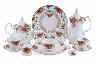 Lot 195 - A selection of ceramics