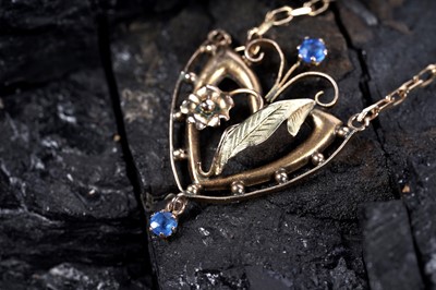 Lot 19 - An Edwardian Aesthetic Movement lavalier necklace