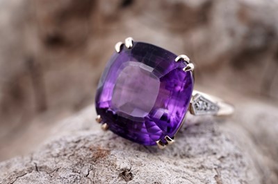 Lot 110 - An early 20th Century amethyst and diamond evening ring