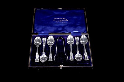 Lot 239 - An Edwardian silver cased set of King's pattern teaspoons and sugar tongs