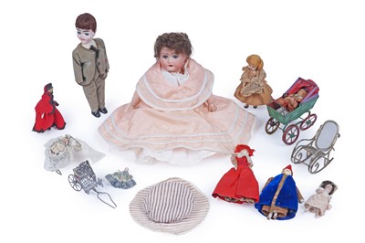 Lot 539 - Dolls and accessories