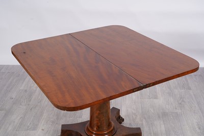 Lot 5 - A William IV fiddle-back mahogany tea table
